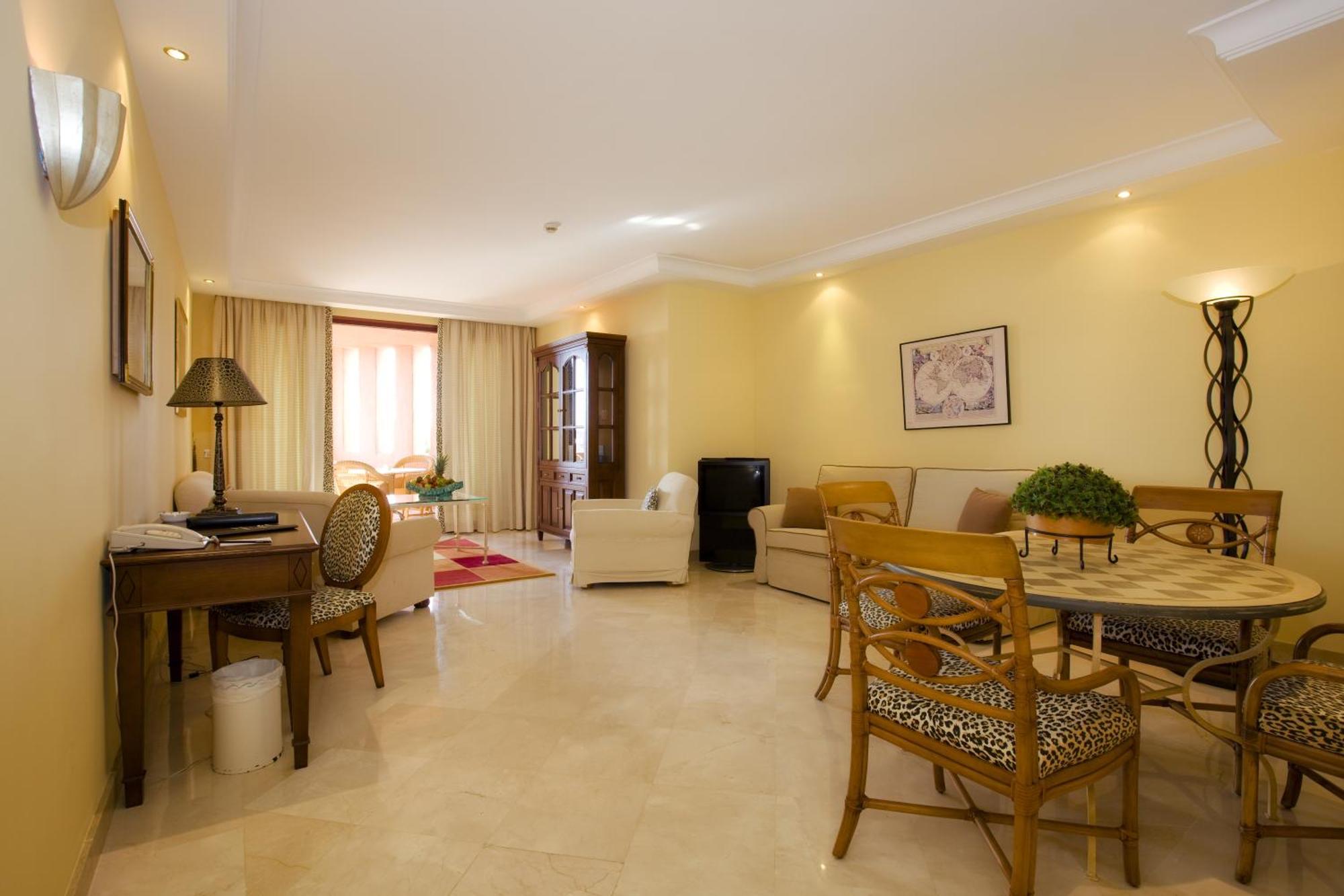 Bahia Beach Apartments Естепона Стая снимка