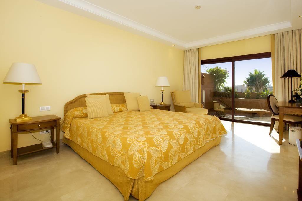 Bahia Beach Apartments Естепона Стая снимка