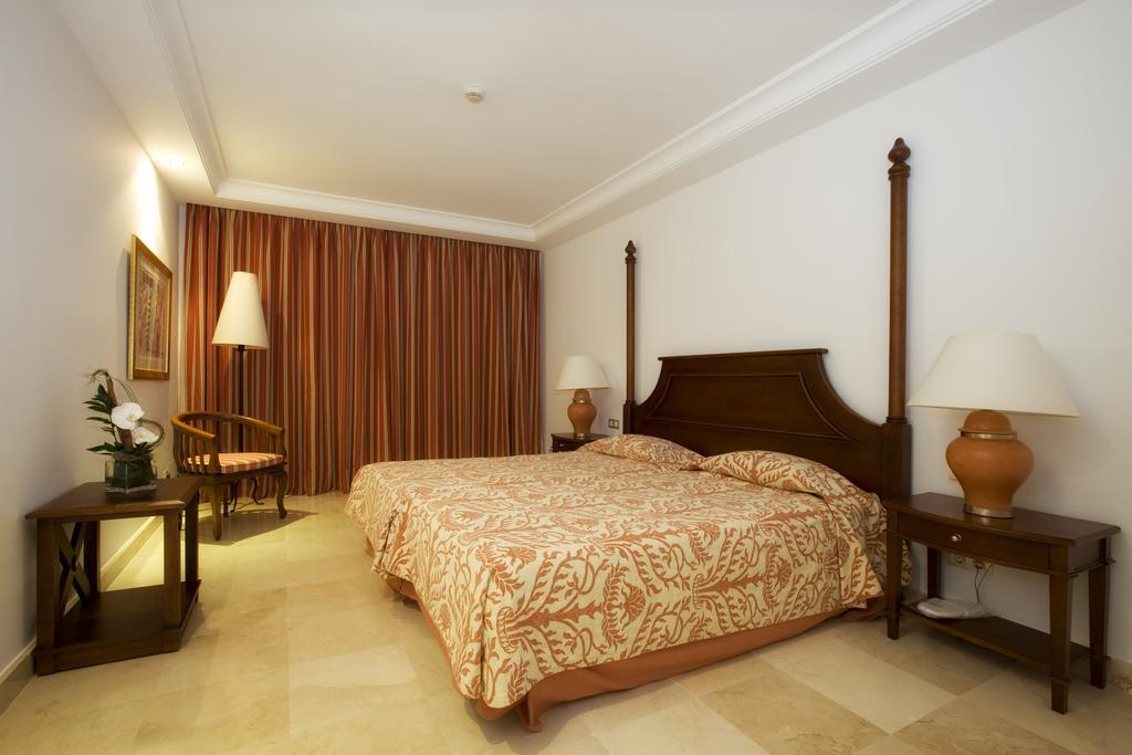 Bahia Beach Apartments Естепона Стая снимка