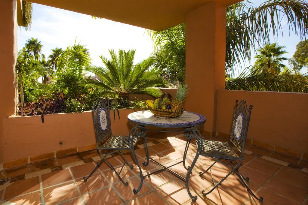 Bahia Beach Apartments Естепона Стая снимка