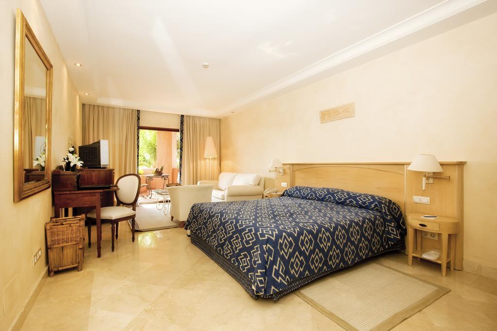 Bahia Beach Apartments Естепона Стая снимка