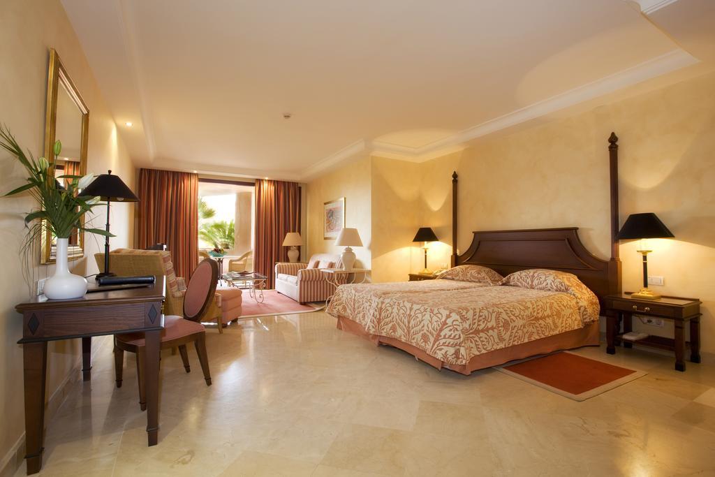 Bahia Beach Apartments Естепона Стая снимка