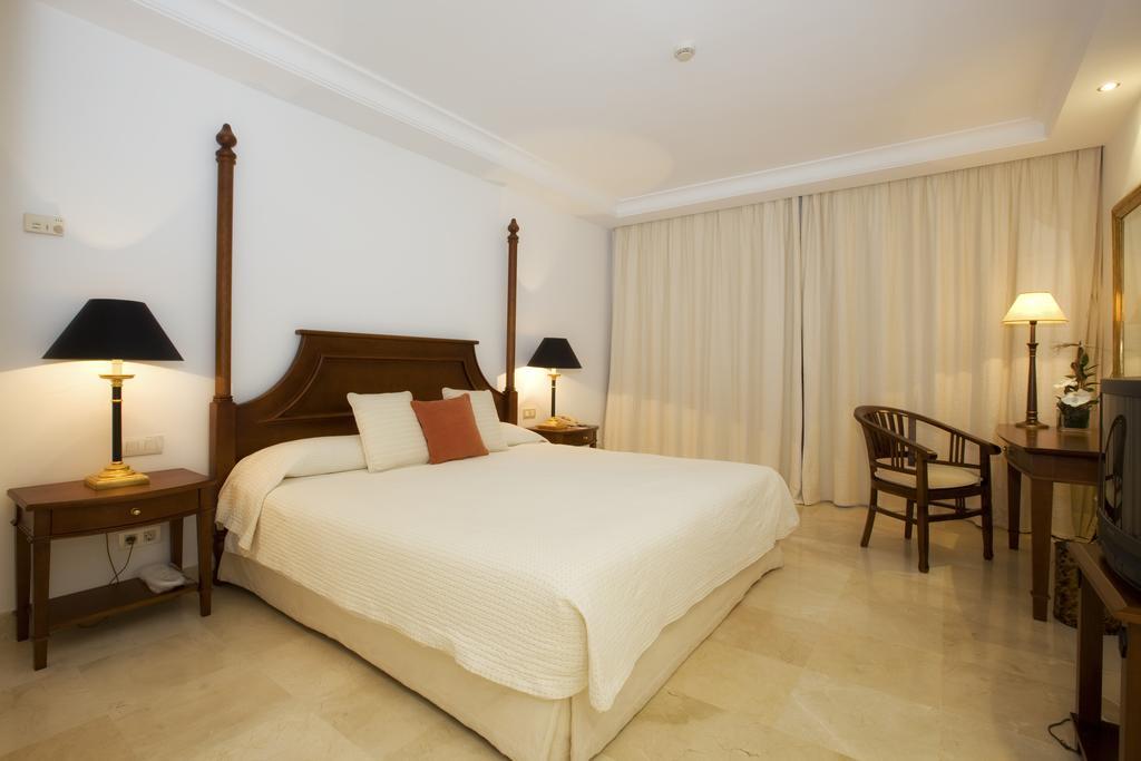 Bahia Beach Apartments Естепона Стая снимка